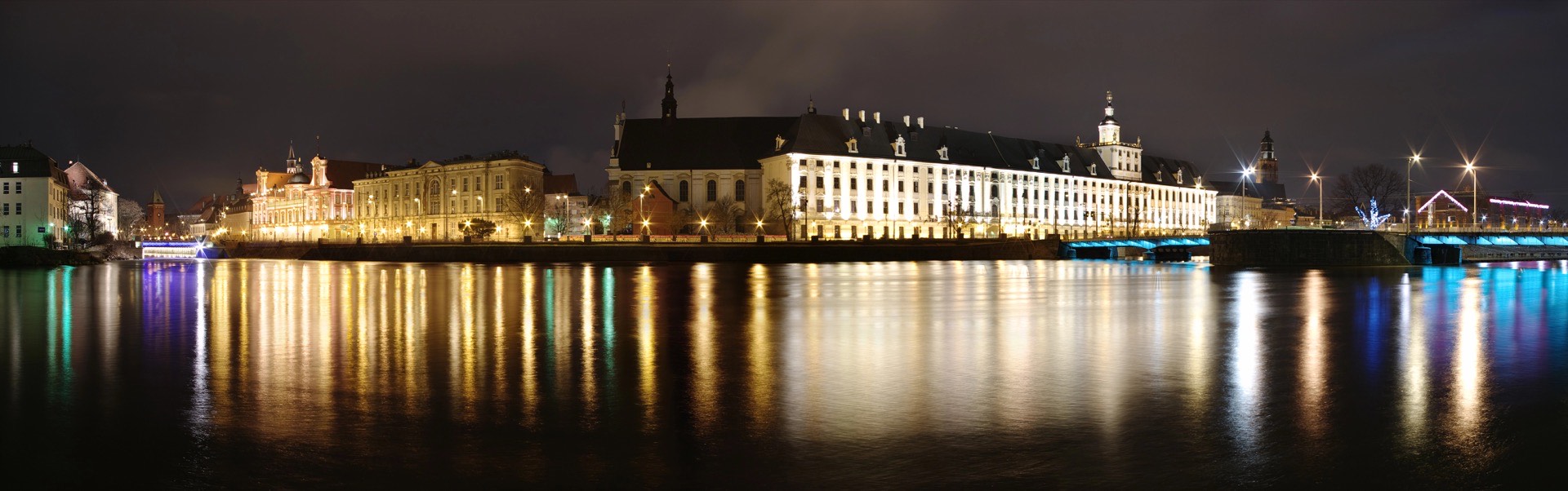 Panoramiczny widok na budynek Uniwersytetu Wrocławskiego nocą